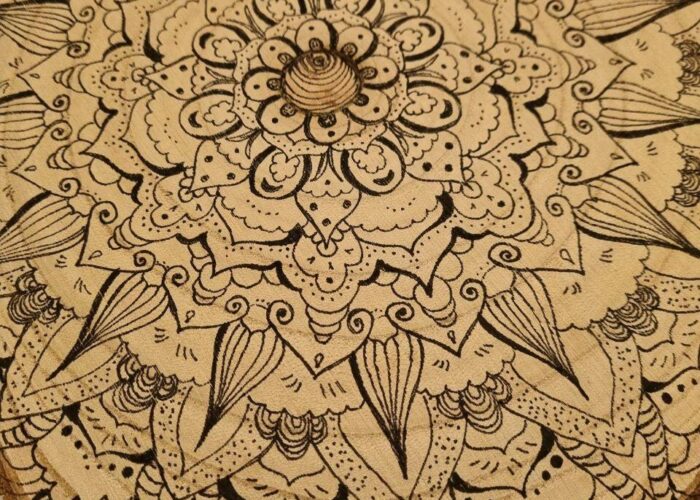 große Holzscheibe mit Mandala